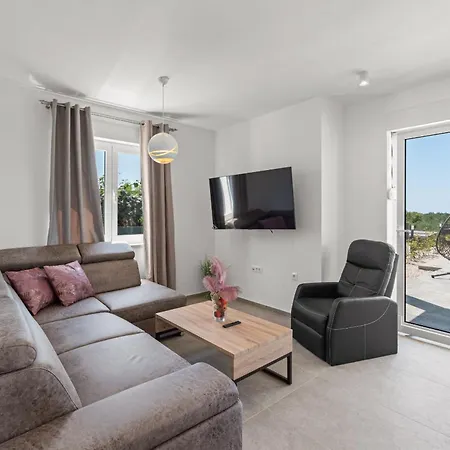 Delfis With Private Pool And Three Bedrooms Kukci