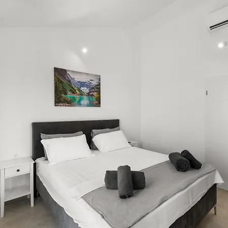 Delfis With Private Pool And Three Bedrooms