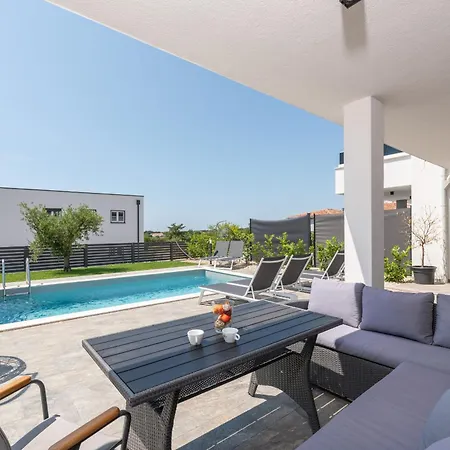 Delfis With Private Pool And Three Bedrooms Kukci