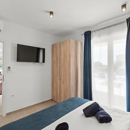 Delfis With Private Pool And Three Bedrooms Kukci