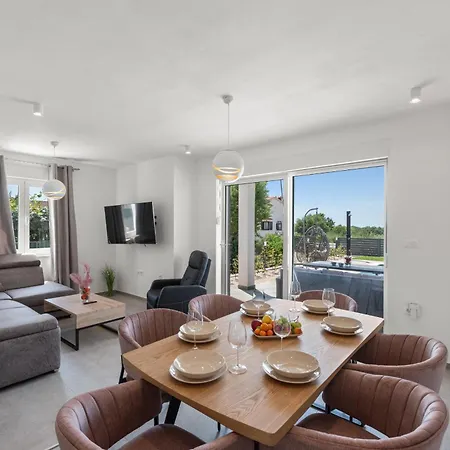 Delfis With Private Pool And Three Bedrooms *