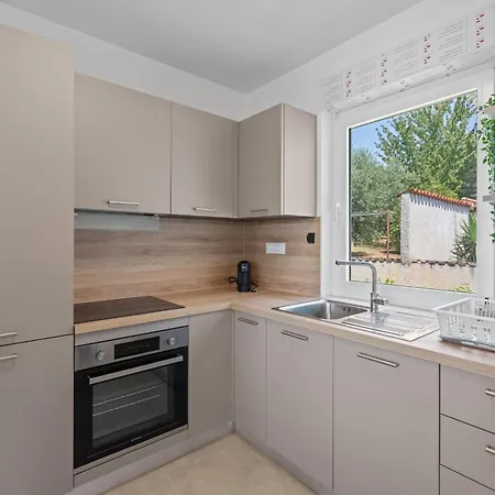 Delfis With Private Pool And Three Bedrooms Kukci