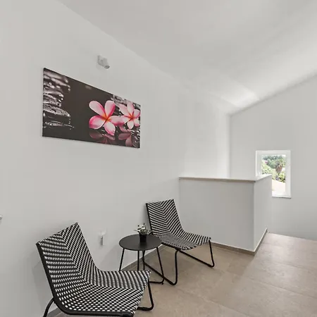 Delfis With Private Pool And Three Bedrooms Kukci