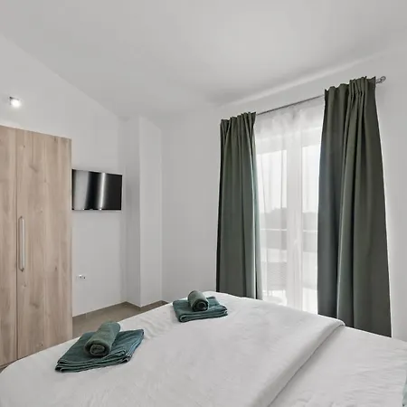 Дом отдыха Delfis With Private Pool And Three Bedrooms