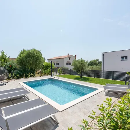 Delfis With Private Pool And Three Bedrooms Feriehus Kukci