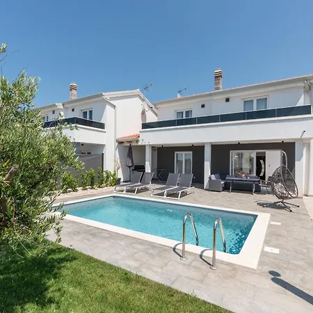 Delfis With Private Pool And Three Bedrooms