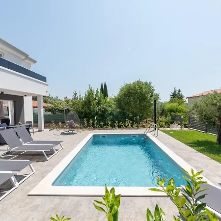 Delfis With Private Pool And Three Bedrooms *