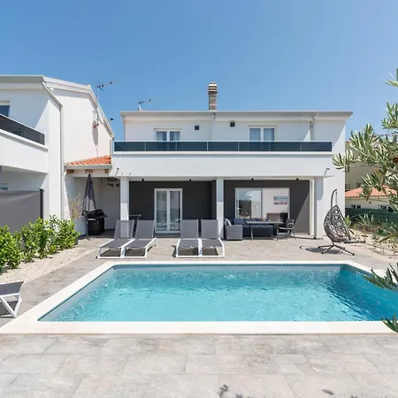 Дом отдыха Delfis With Private Pool And Three Bedrooms *